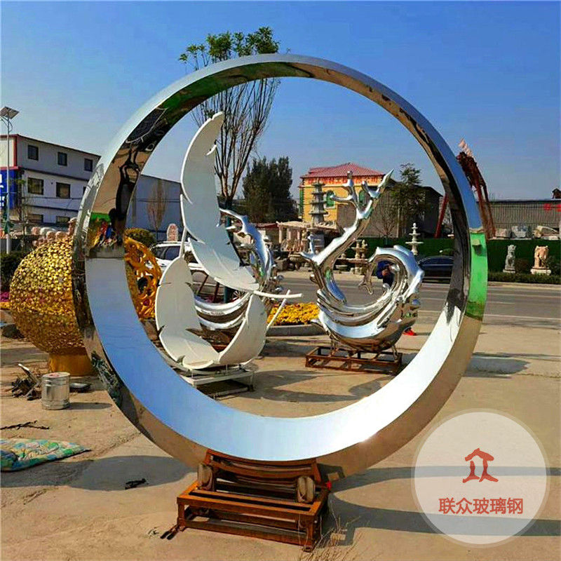 大型戶外不銹鋼月亮鏡面雕塑發(fā)光鏤空圓環(huán)噴霧流水景觀金屬大擺件